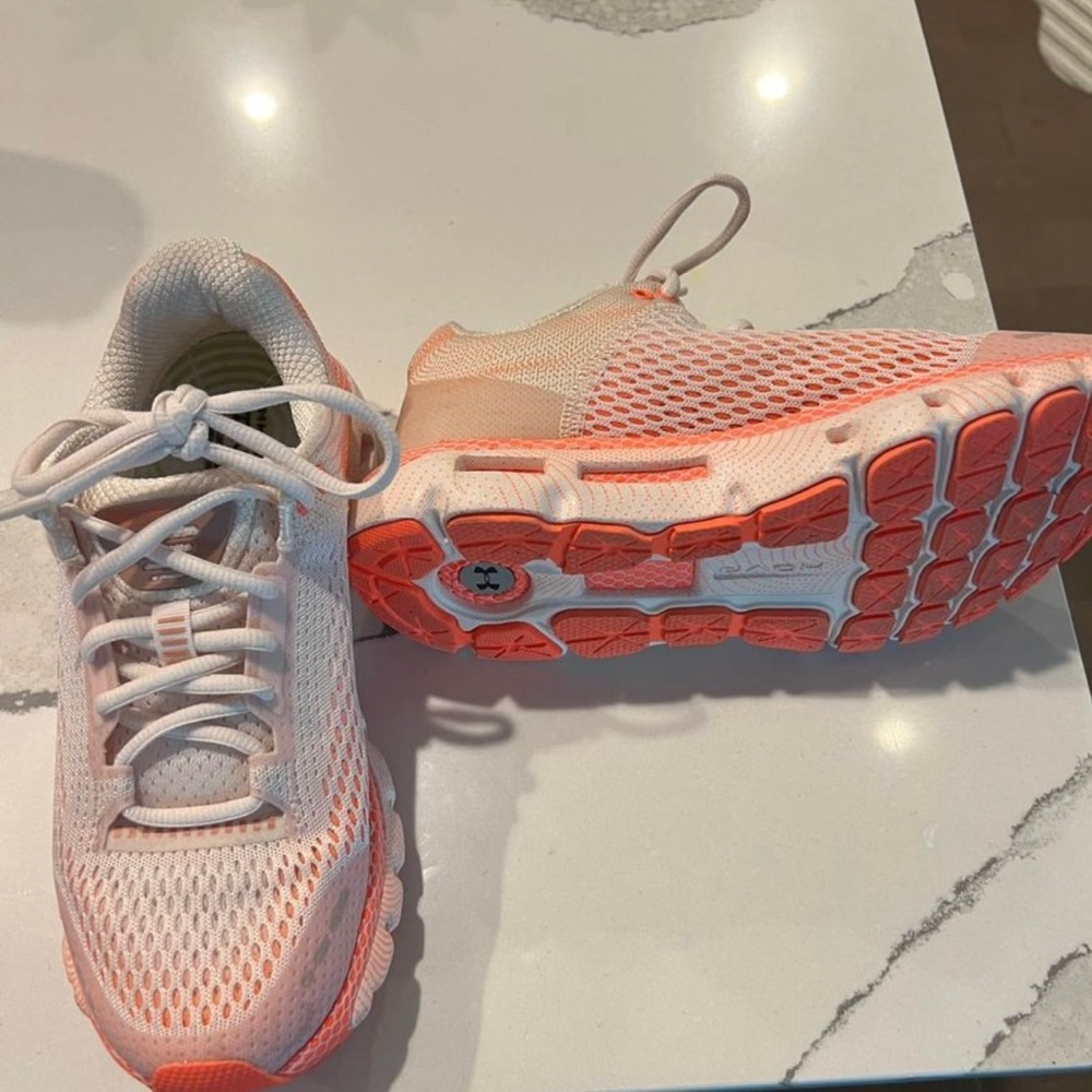 Women’s Under Armour Hovr Infinite shoes with Bluetooth